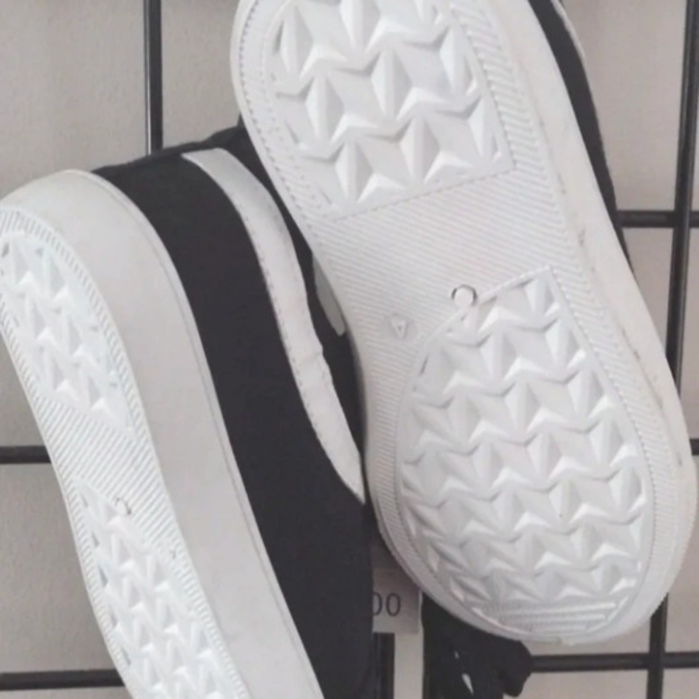 Kids New Black/White Canvas Sneakers Size 4